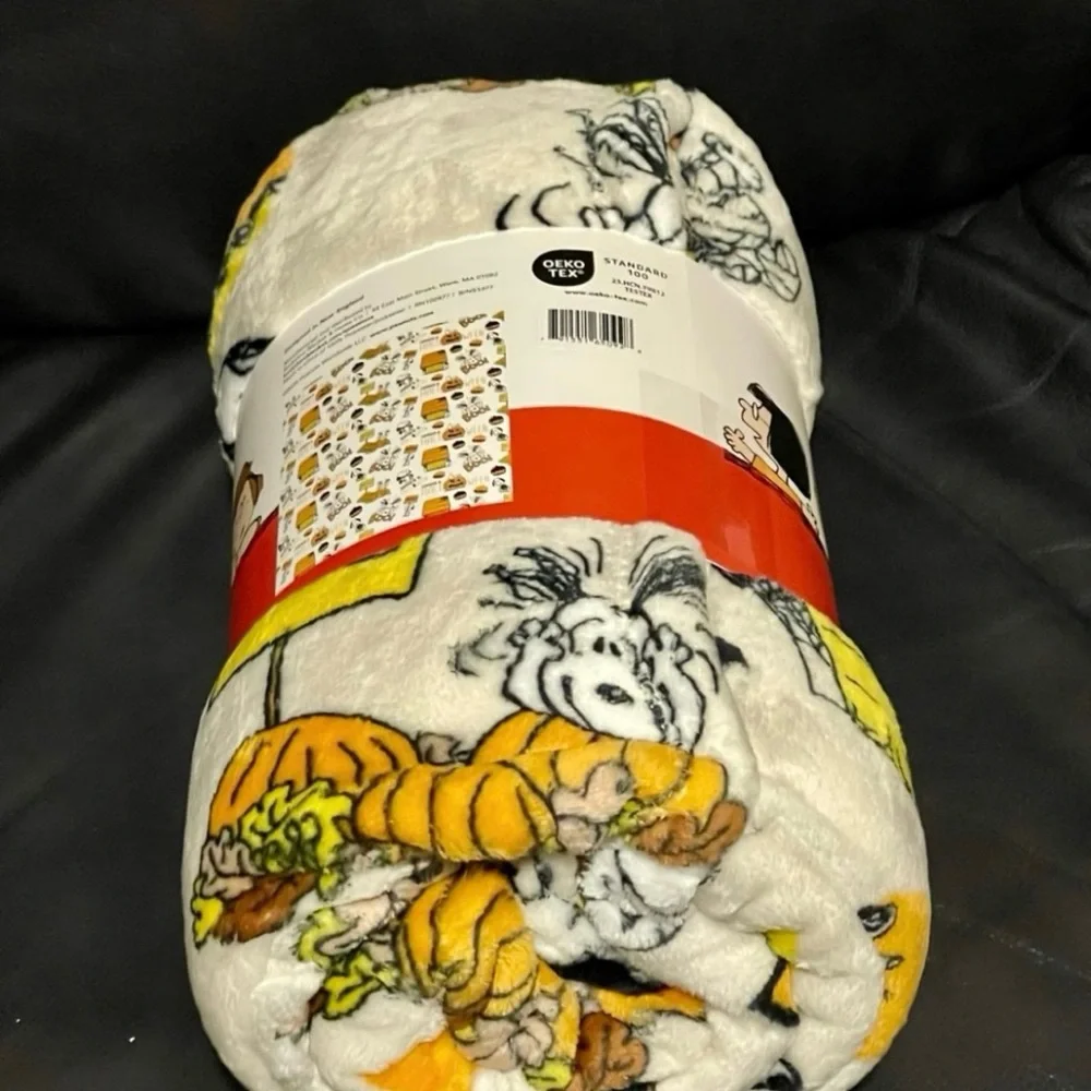 PEANUTS Snoopy Great Pumpkin Plush Throw